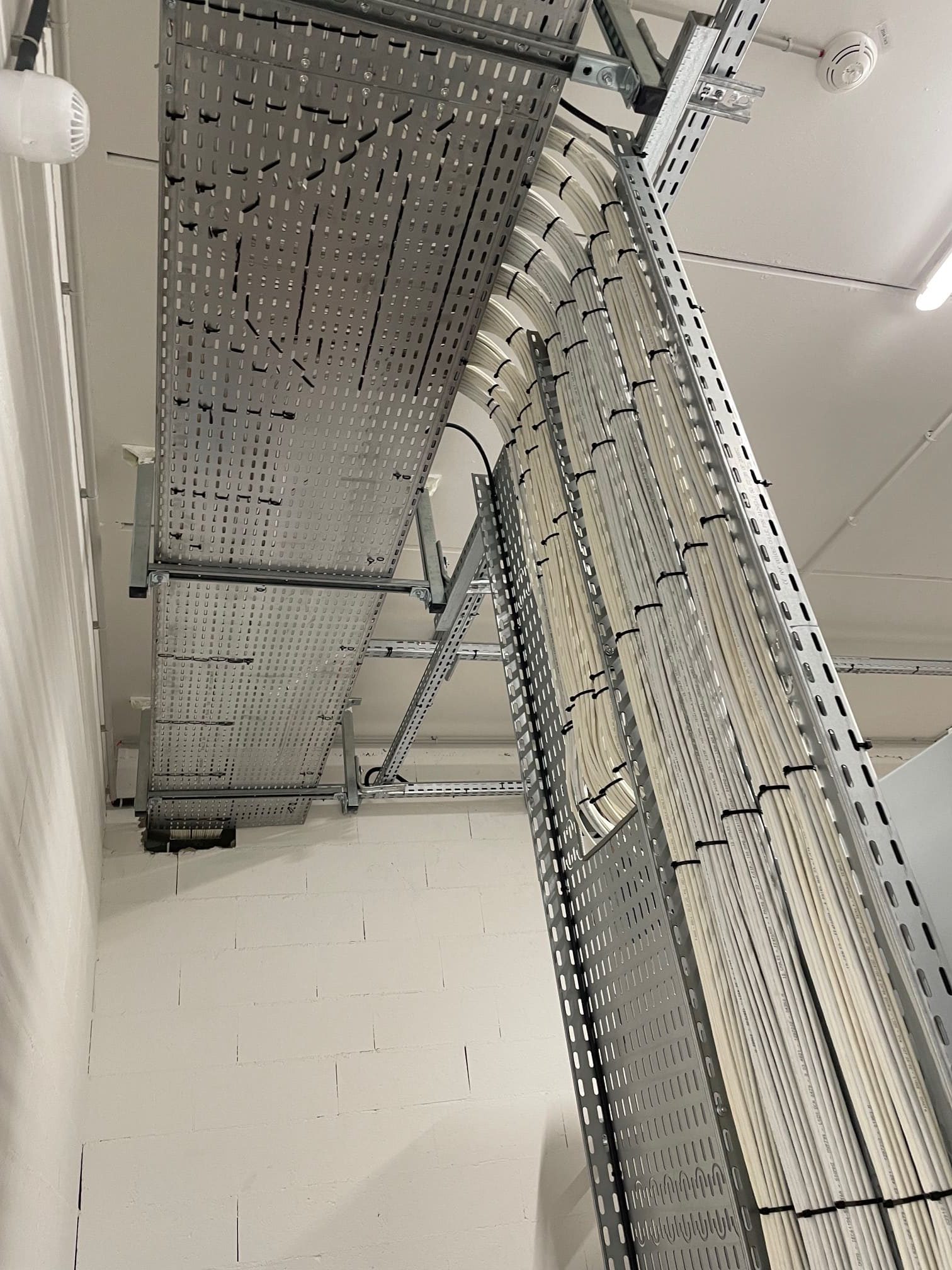 passage de cable baie informatique